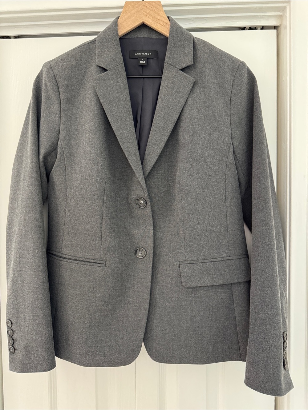 Ann Taylor Charcoal Gray Seasonless Stretch Blazer size 2 Like New!